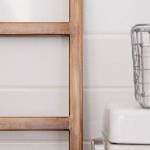 un gros plan sur une salle de bain épurée