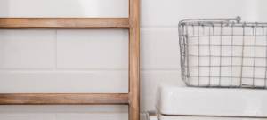 un gros plan sur une salle de bain épurée