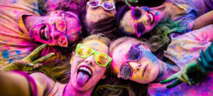 Des femmes qui prennent un selfie recouvertes de couleurs