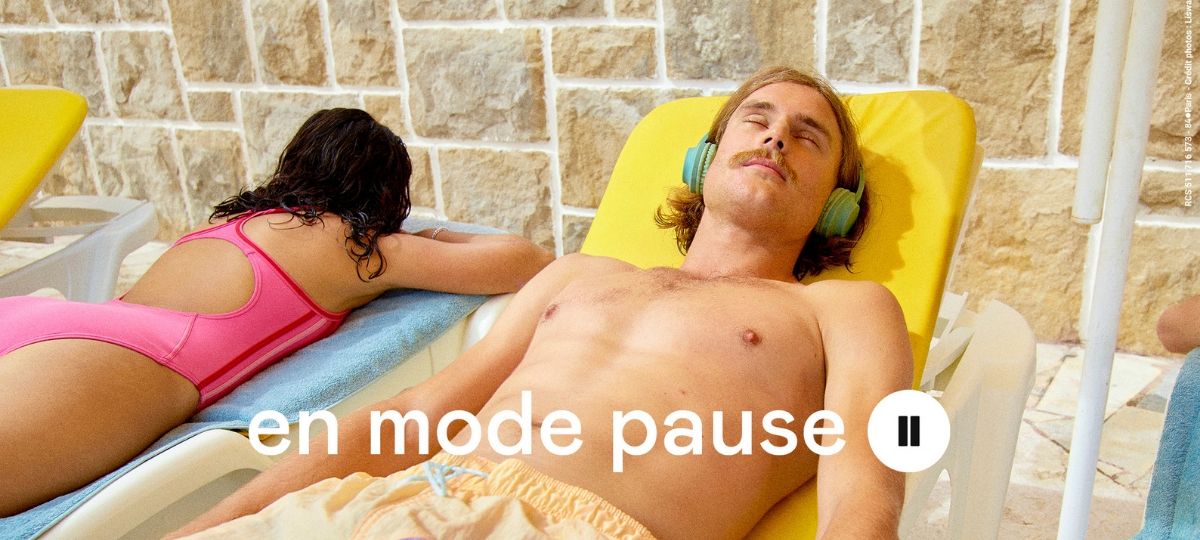 Deezer lance sa campagne estivale à destination des millénnials Un jeune homme et une jeune femme au bord du piscine écoutent de la musique en bronzant