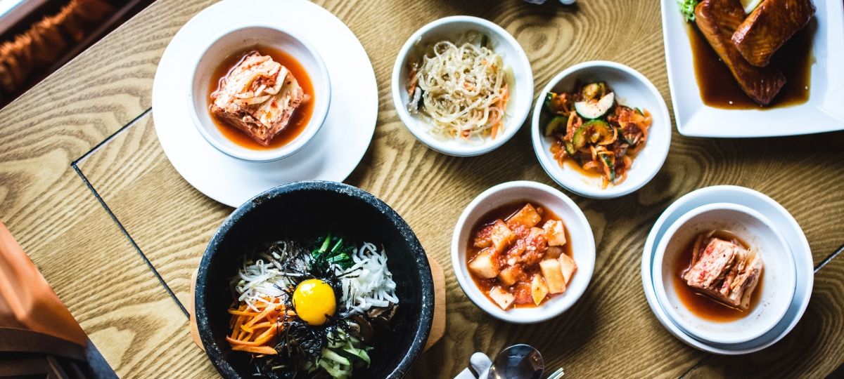 Vous allez bientôt pouvoir réserver une table sur UberEats Dine-in Photographie d'un diner asiatique