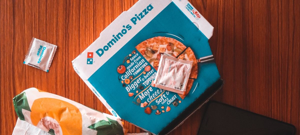Domino's Pizza ouvre des restaurants « cashless » en Australie une boite pizza Domino's sur une table en bois