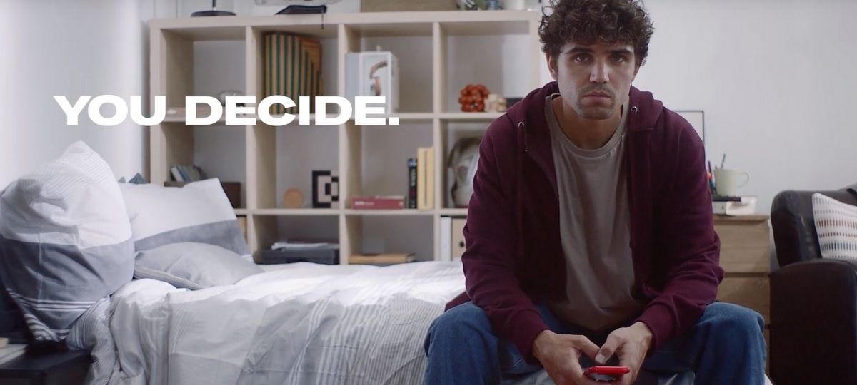 Durex s'adresse aux millenials dans sa dernière campagne mondiale Un jeune homme assis sur son lit regarde son téléphone