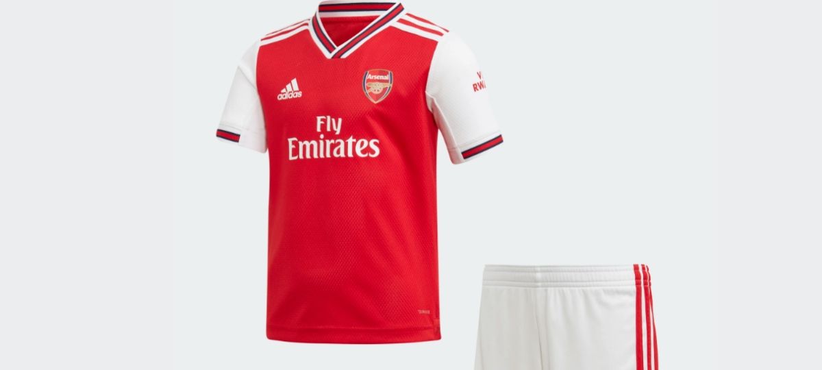 Adidas UK au centre d'un bad-buzz raciste sur Twitter Nouveau maillot de l'équipe de football Arsenal