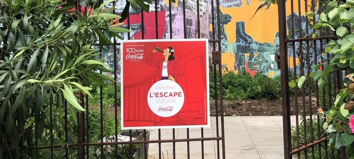 Coca-Cola investit les murs du Palais de Tokyo pour un escape game inédit Affiche d'entrée de l'escape game Coca-Cola France