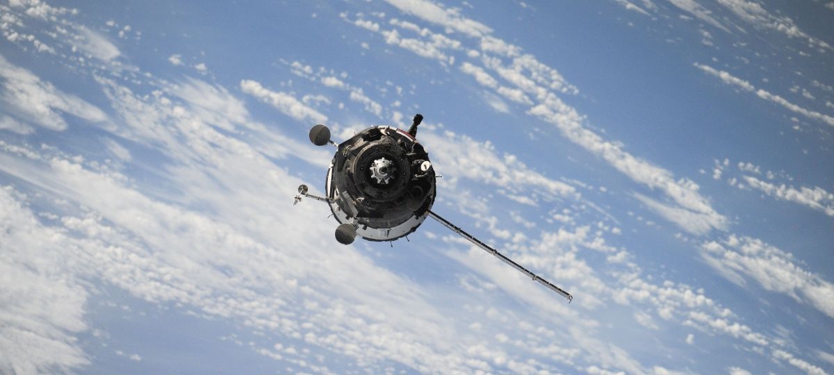 Le président E.Macron annonce la création d’une armée de l’Espace Un satellite en orbite, autour de la Terre