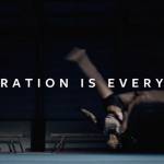 Une athlètes de gymnastique exécute un salto