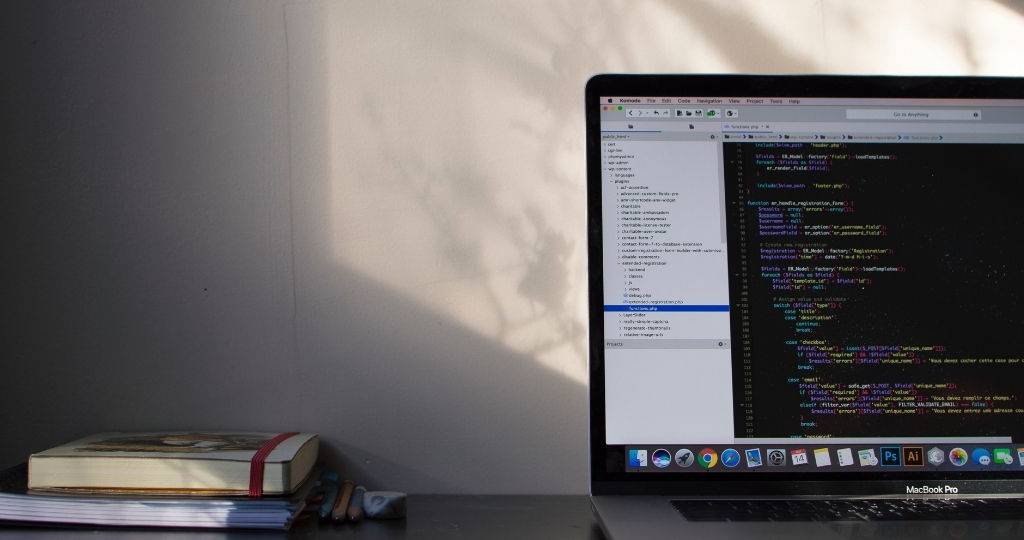 Un ordinateur posé sur une bureau