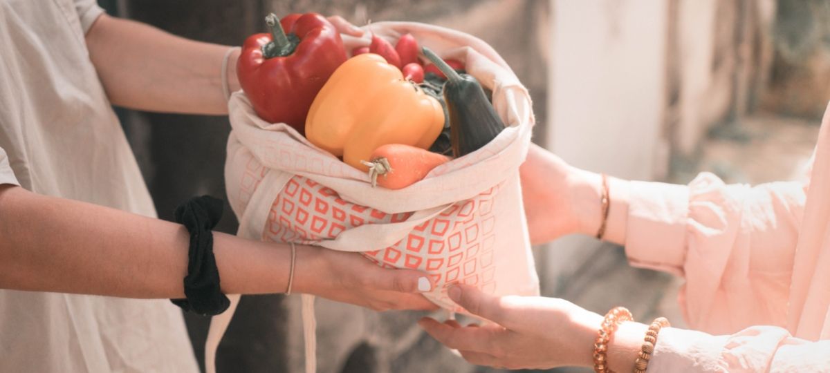 La start-up Geev lance son service de don alimentaire entre particuliers Deux personnes s'échangent un sac de fruits et de légumes