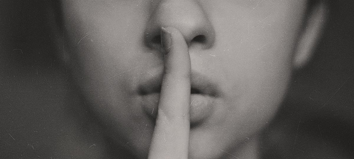 goGoogle améliore la confidentialité de Google Chrome gle Une femme avec un doigt sur la bouche