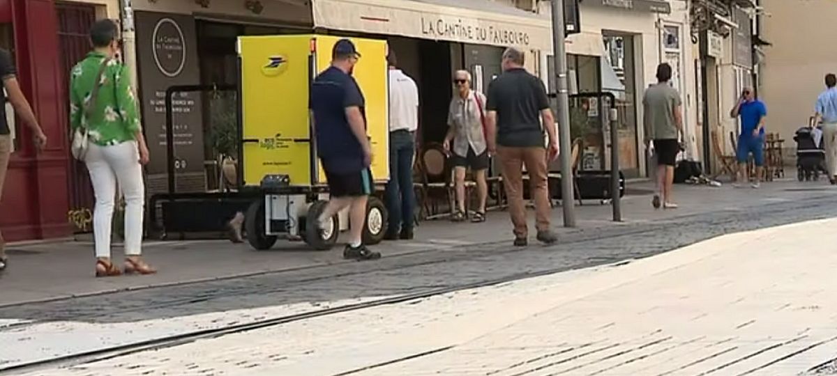 La Poste teste son premier robot livreur de colis Le robot facteur Hector dans les rues de la ville de Montpellier