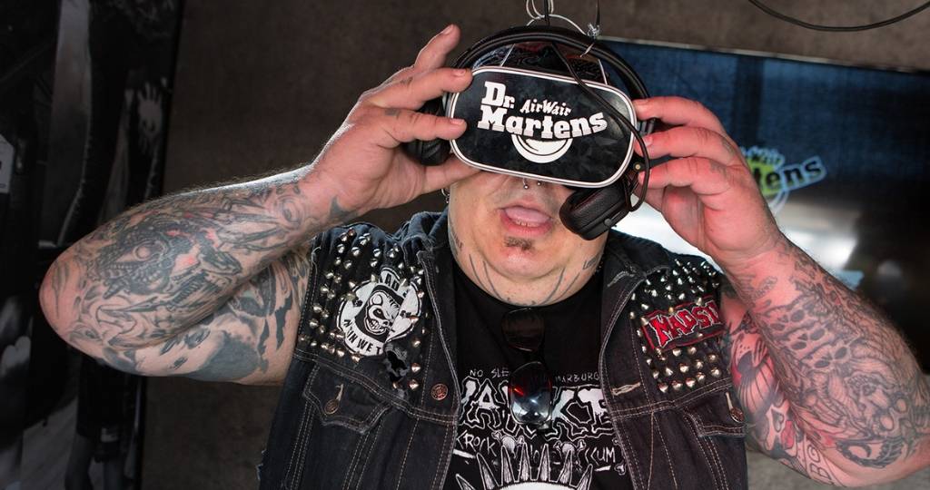 Un homme avec un casque de VR Dr.Martens sur la tête
