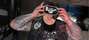 Un homme avec un casque de VR Dr.Martens sur la tête