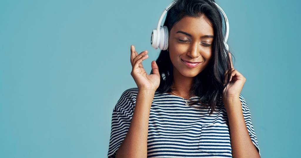 Les 3 modes d'influence de la musique sur notre cerveau Une femme qui écoute de la musique avec un casque