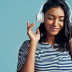 Une femme qui écoute de la musique avec un casque