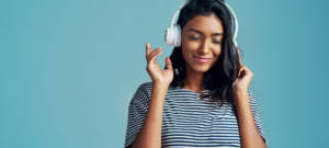Une femme qui écoute de la musique avec un casque