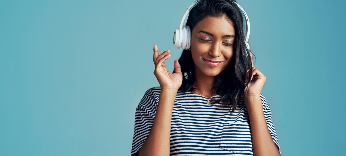 Les 3 modes d'influence de la musique sur notre cerveau Une femme qui écoute de la musique avec un casque