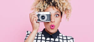 Une femme qui prend une photo
