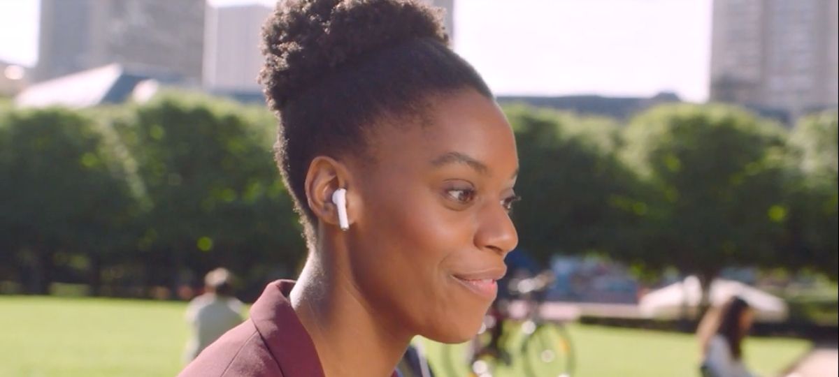 Instagram lance sa campagne B2B en Europe Une jeune femme est au téléphone dans un parc à New York