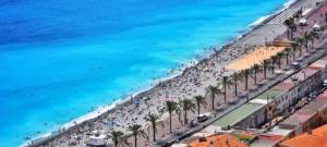 Une plage de la ville de Nice remplie de vacanciers