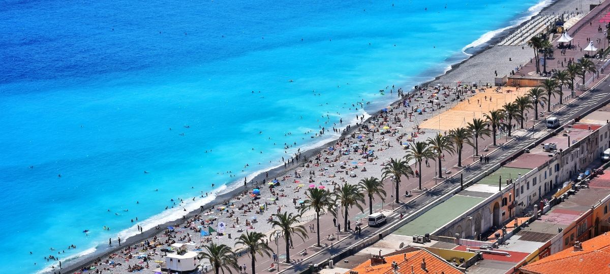WWF lance « I Protect Nature » pour protéger les sites naturels français Une plage de la ville de Nice remplie de vacanciers