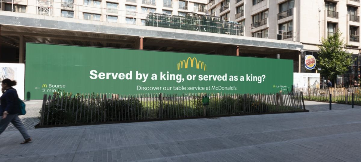 McDonald's trolls Burger King en affichage dans les rues de Bruxelles Une affiche McDonald's dans une rue de Bruxelles