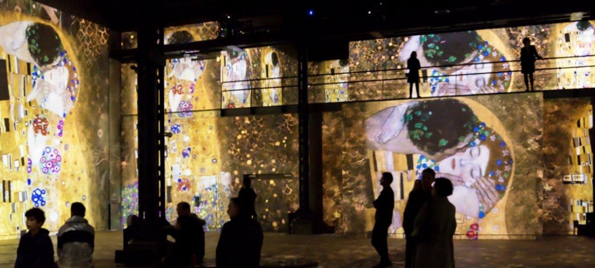 L'exposition Gustav Klimt à l'Ateliers des Lumières revient Projection du - Baiser - de Gustav Klimt à L'atelier des Lumières