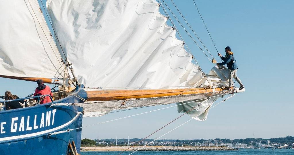 Lush se fait livrer en voilier pour réduire son empreinte carbone Un homme se tient au devant d'un voilier