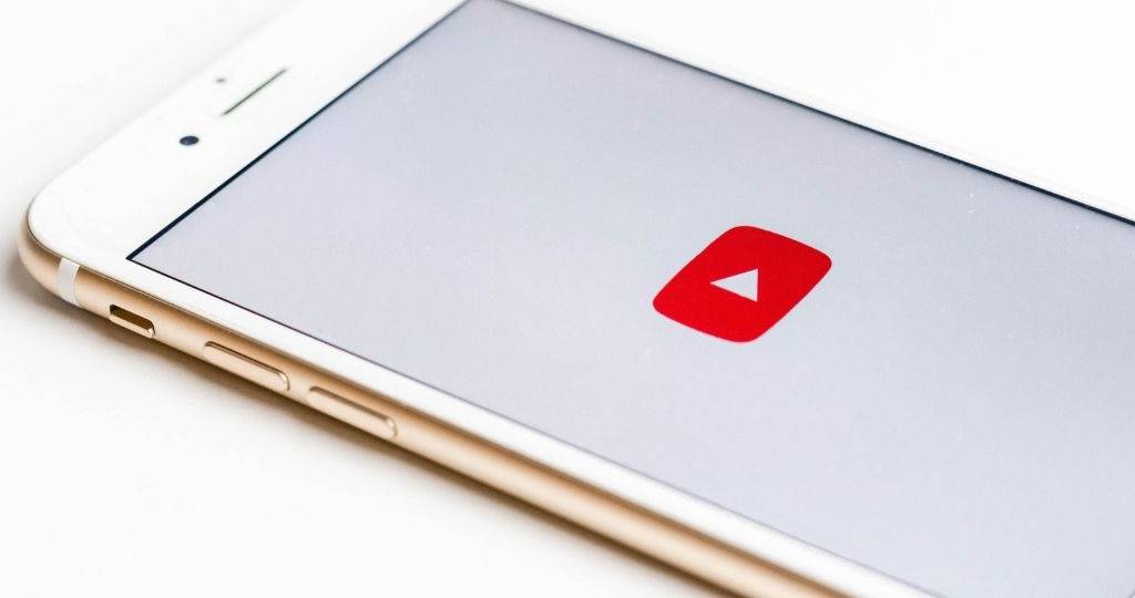 Un smartphone sur l'application de la plateforme vidéo, YouTube