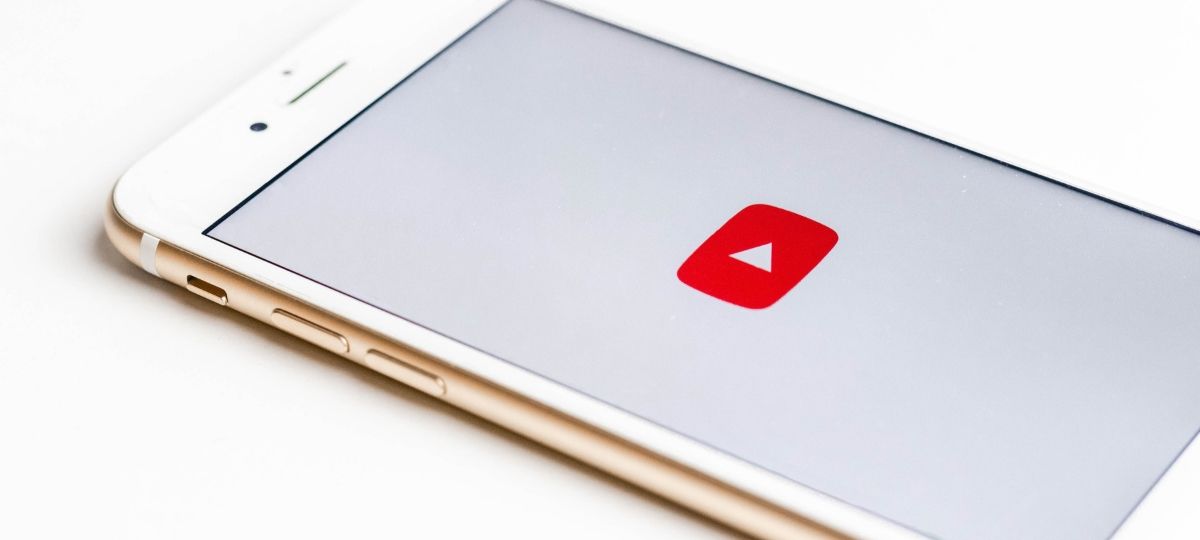 Médiamétrie va dorénavant compter Youtube dans sa mesure d’audience Un smartphone sur l'application de la plateforme vidéo, YouTube