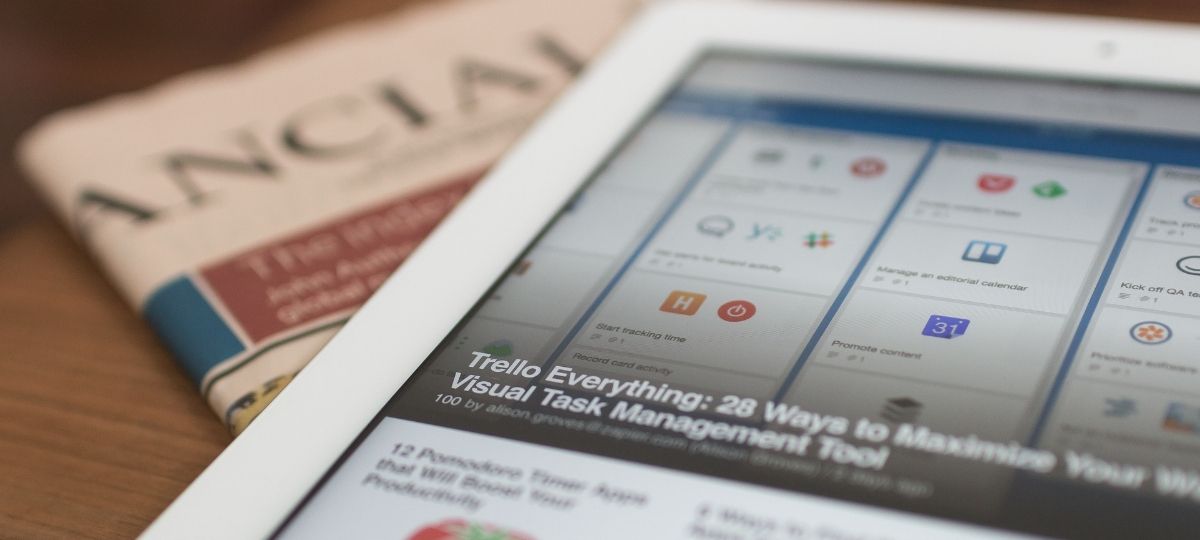 Mozilla va tester son offre de News pour 5 dollars par mois Une tablette tactile posée sur un journal
