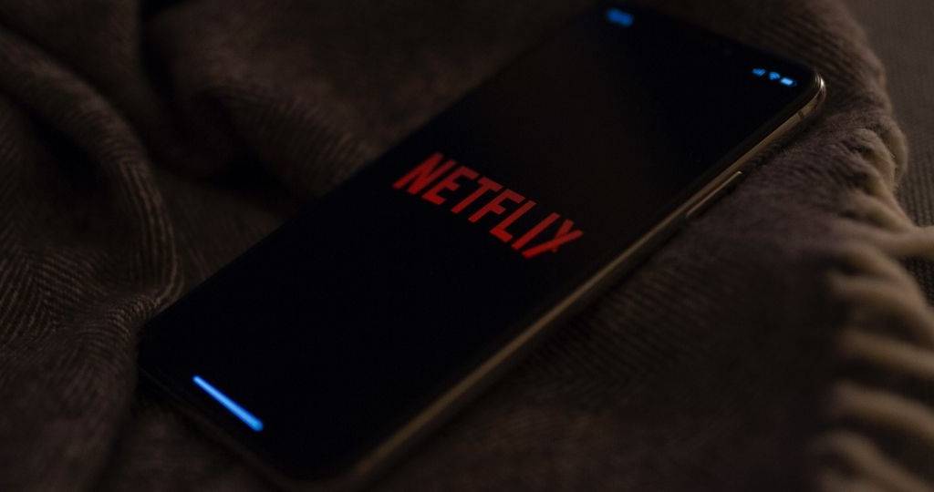 Un téléphone allumé sur l'application de streaming Netflix