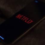 Un téléphone allumé sur l'application de streaming Netflix