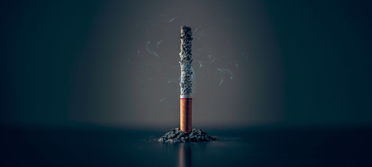 Netflix va réguler la représentation du tabagisme dans ses productions futures une cigarette consumée, sur un fond noir