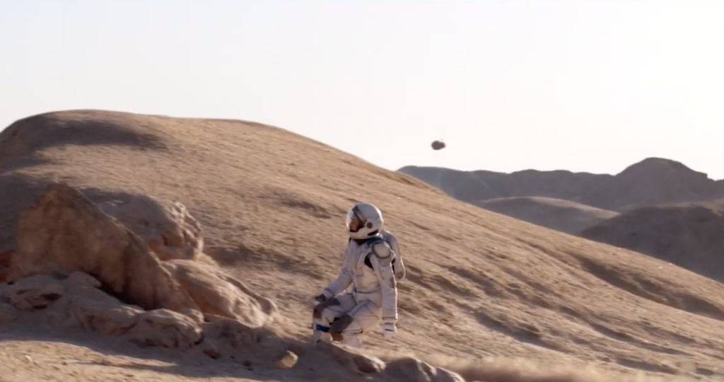 Un astronaute surf sur la surface de la lune