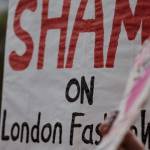 Une pancarte lors d'une manifestation à la Fashion Week de Londres « Honte sur la Fashion Week »