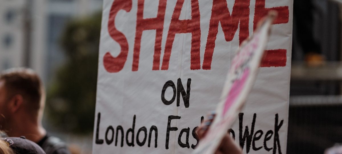 L’association de lutte contre la protection animal PETA devient actionnaire Facebook. Une pancarte lors d'une manifestation à la Fashion Week de Londres « Honte sur la Fashion Week »