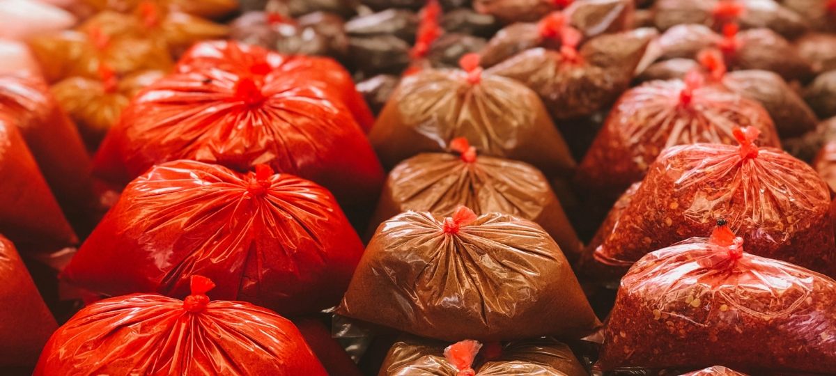 Journée Internationales sans sac plastique : L'embeillage se digitalise Une montagne de sacs plastique