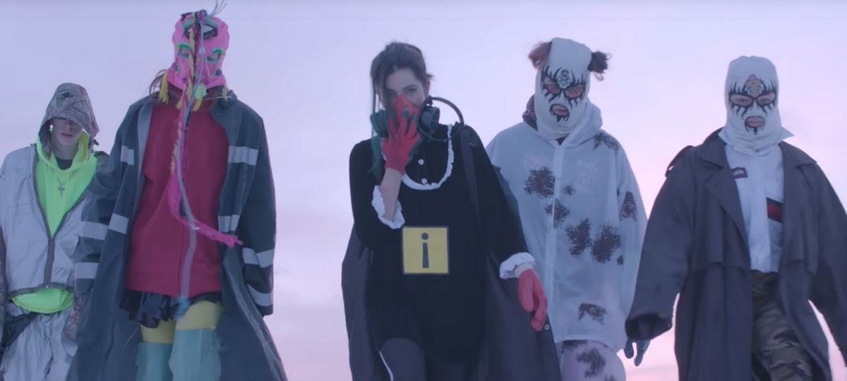 Les Pussy Riot sont de retour dans un clip engagé contre la pollution Cinq individus cagoulés dans la brume