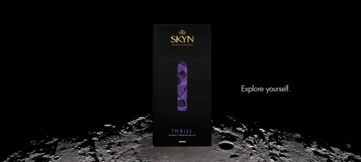 Pour Skyn les sextoys ne devraient pas être tabou Packshot du sextoys par la marque SKYN sur la surface de la lune