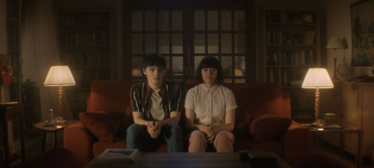 Snickers nous replonge dans les années 90 Deux jeunes adolescents sont assis sur un canapé