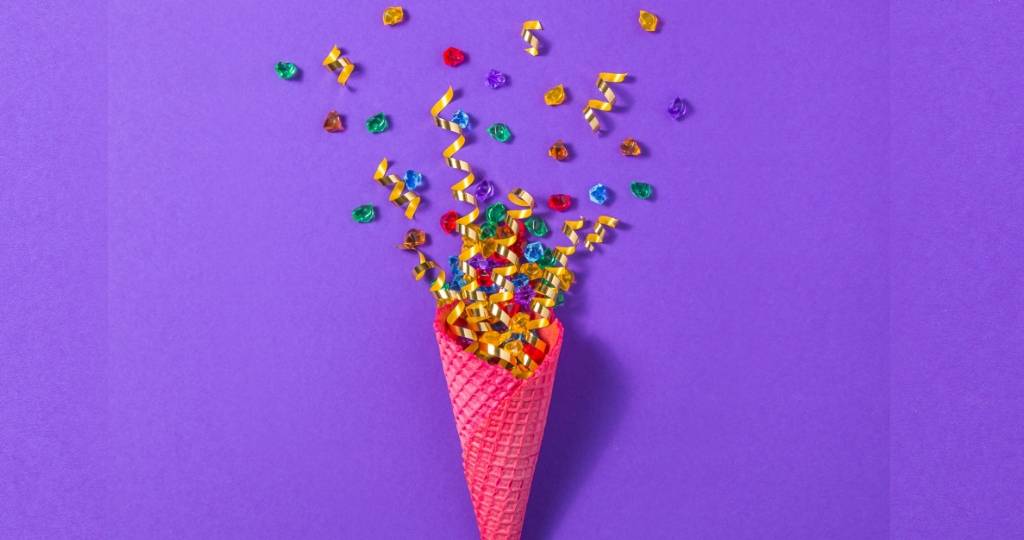 Comment réussir sa stratégie Social Ads ?  Un cornet rose avec des confettis