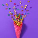 Un cornet rose avec des confettis