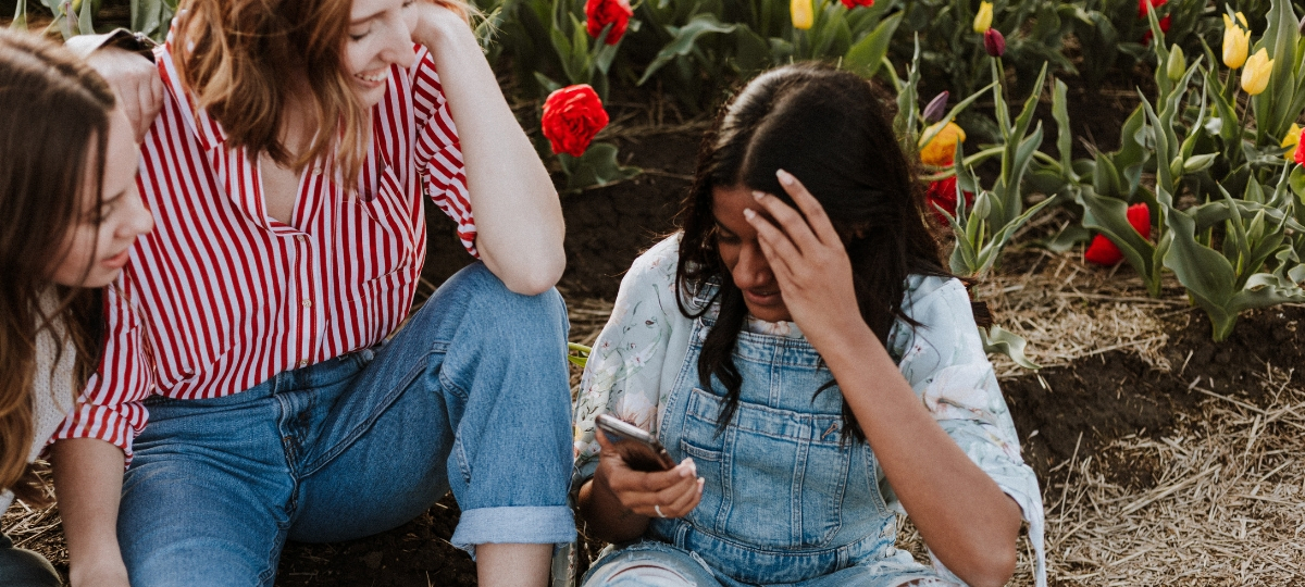 Case study Nestlé Des femmes assises par terre avec un smartphone