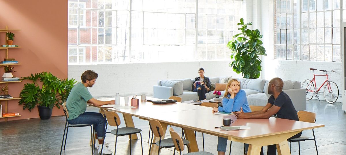 Global Start Weekend Sustainable Revolution : la competition mondiale des start-up durables Un groupe travaille sur une table dans un espace de co-working