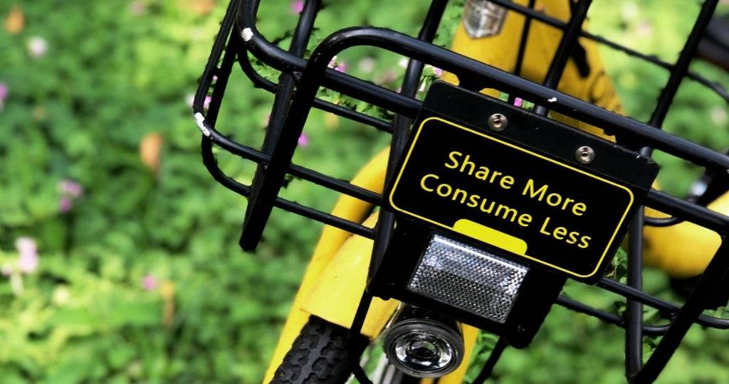 Un vélo jaune dans un parc