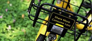 Un vélo jaune dans un parc