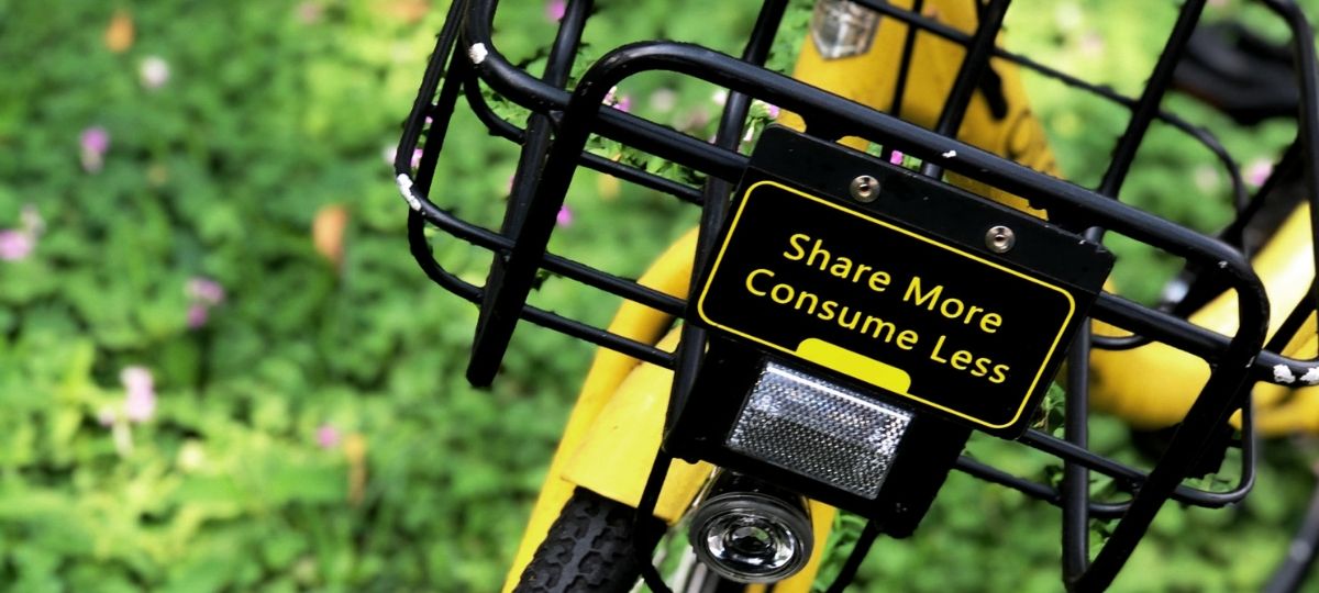 1ère édition des universités d'été pour l'économie de demain Un vélo jaune dans un parc