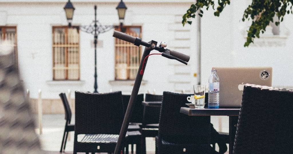 Une trottinette électrique sur terrasse de café