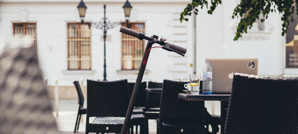 À Paris, une start-up de trottinettes ne rime pas forcement avec succès Une trottinette électrique sur terrasse de café